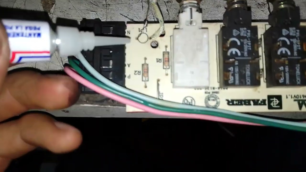 Reparación de nevera con fuga en el tubo de drenaje en Salamanca